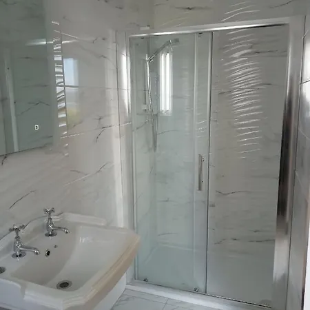 Impeccable 5-bed In Fahan Casa de Férias Buncrana