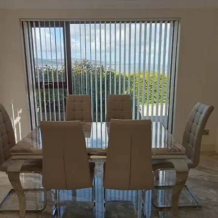Impeccable 5-bed In Fahan Casa de Férias Buncrana